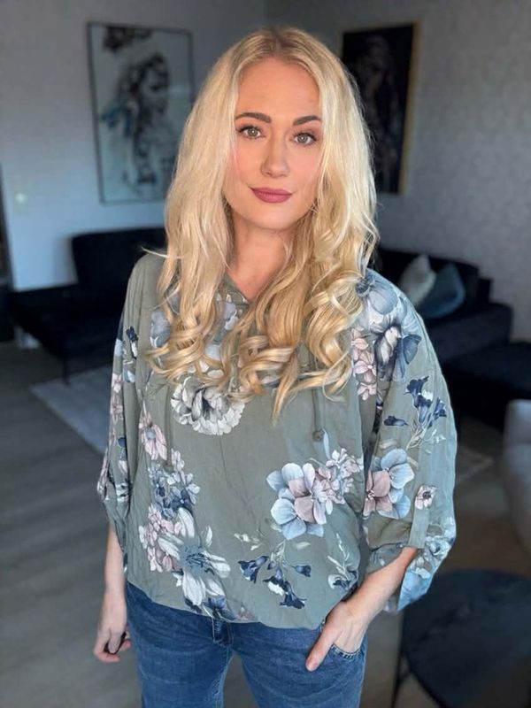 Blomster bluse med hette grønn