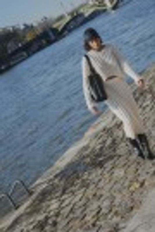 Ribbestrikket sett med genser og skjørt 